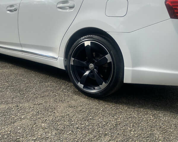 Белый Тойота Авенсис, объемом двигателя 2 л и пробегом 300 тыс. км за 9700 $, фото 7 на Automoto.ua