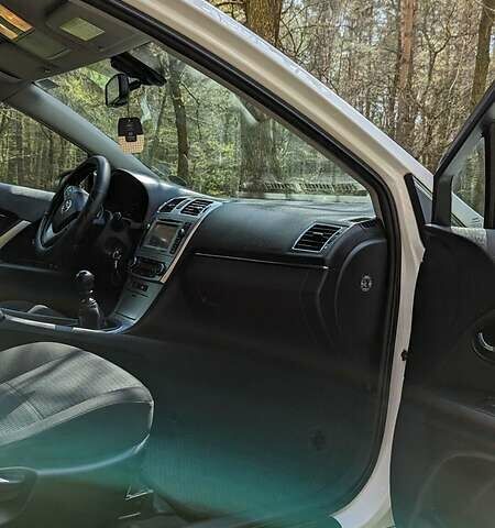 Белый Тойота Авенсис, объемом двигателя 2.2 л и пробегом 235 тыс. км за 9999 $, фото 21 на Automoto.ua
