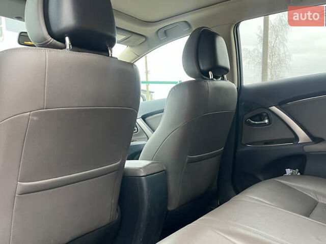 Білий Тойота Авенсіс, об'ємом двигуна 2.23 л та пробігом 262 тис. км за 10500 $, фото 18 на Automoto.ua