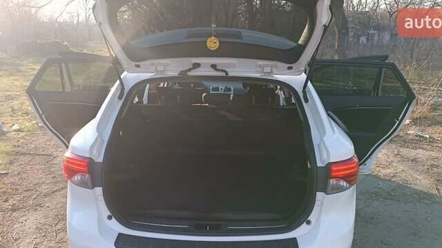 Белый Тойота Авенсис, объемом двигателя 2 л и пробегом 232 тыс. км за 10000 $, фото 13 на Automoto.ua