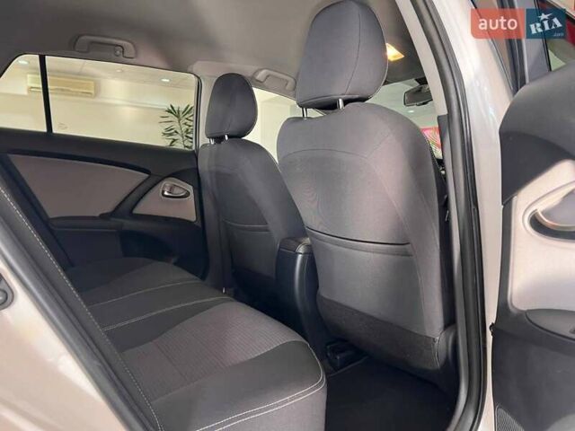 Белый Тойота Авенсис, объемом двигателя 2 л и пробегом 194 тыс. км за 12384 $, фото 9 на Automoto.ua