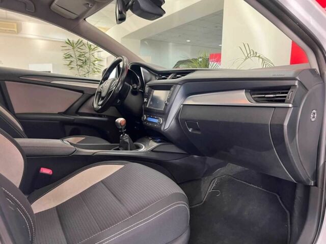 Белый Тойота Авенсис, объемом двигателя 2 л и пробегом 194 тыс. км за 12435 $, фото 8 на Automoto.ua