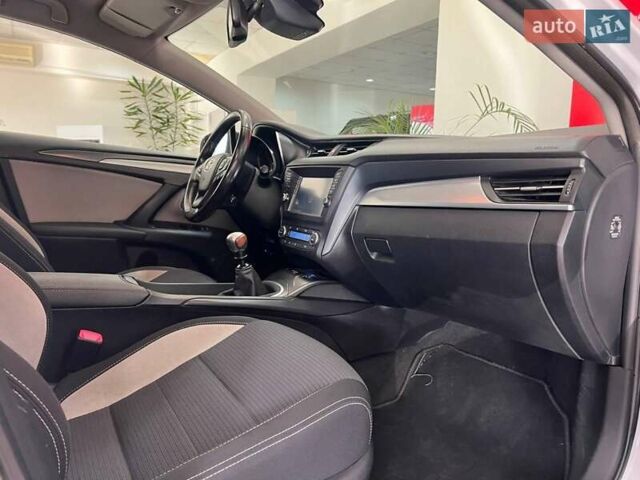 Белый Тойота Авенсис, объемом двигателя 2 л и пробегом 194 тыс. км за 12384 $, фото 8 на Automoto.ua