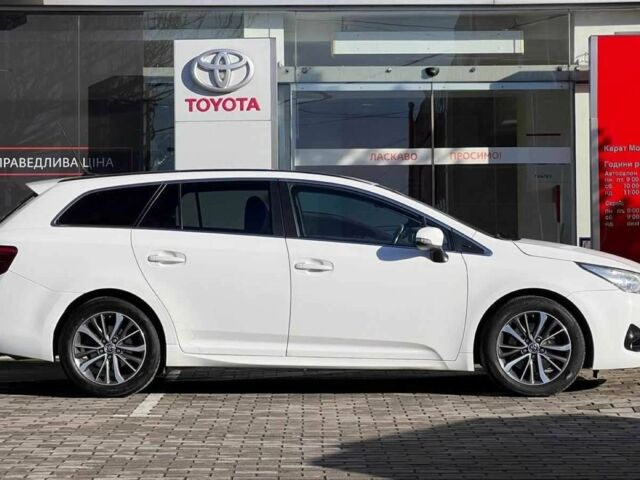 Белый Тойота Авенсис, объемом двигателя 2 л и пробегом 194 тыс. км за 12435 $, фото 4 на Automoto.ua