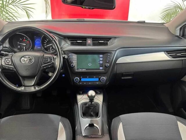 Белый Тойота Авенсис, объемом двигателя 2 л и пробегом 194 тыс. км за 12435 $, фото 12 на Automoto.ua