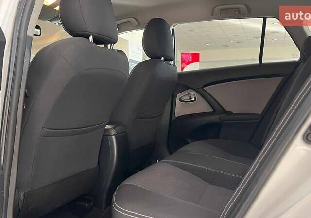 Белый Тойота Авенсис, объемом двигателя 2 л и пробегом 194 тыс. км за 12384 $, фото 11 на Automoto.ua