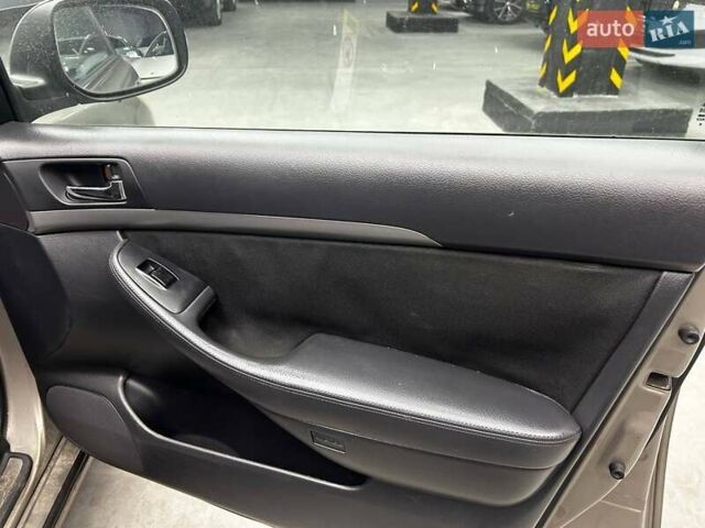 Бежевый Тойота Авенсис, объемом двигателя 1.8 л и пробегом 183 тыс. км за 5500 $, фото 18 на Automoto.ua