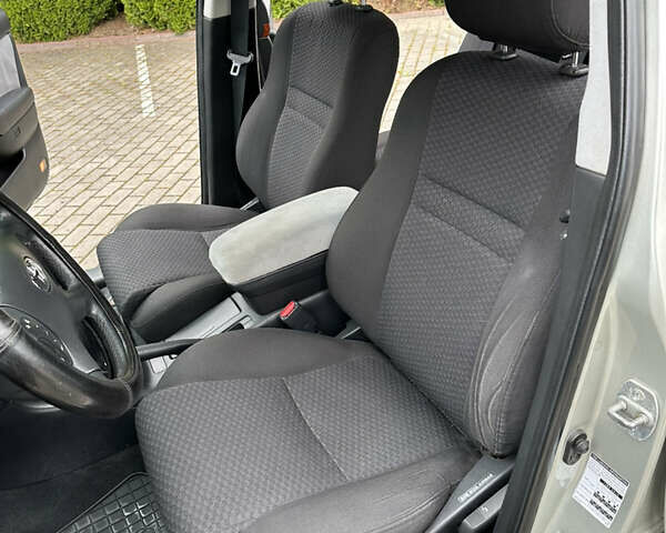 Бежевий Тойота Авенсіс, об'ємом двигуна 2 л та пробігом 260 тис. км за 3999 $, фото 11 на Automoto.ua