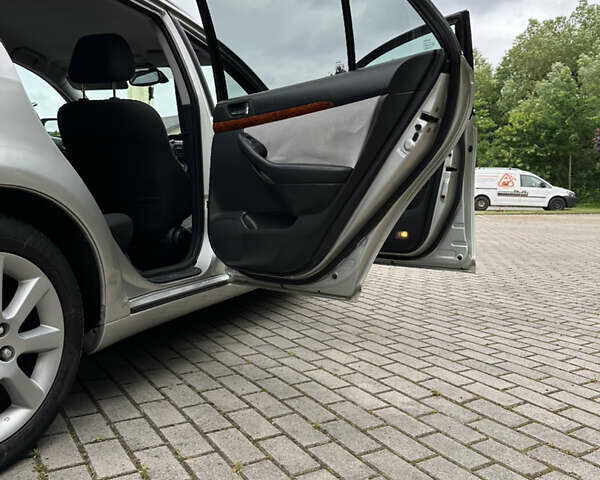 Бежевий Тойота Авенсіс, об'ємом двигуна 2 л та пробігом 260 тис. км за 3999 $, фото 7 на Automoto.ua