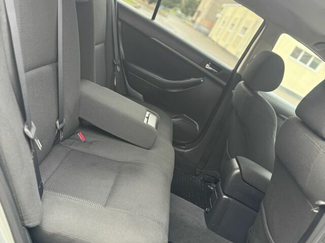 Бежевый Тойота Авенсис, объемом двигателя 0 л и пробегом 250 тыс. км за 3150 $, фото 19 на Automoto.ua