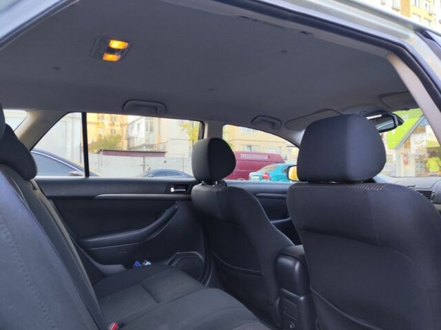 Бежевый Тойота Авенсис, объемом двигателя 2 л и пробегом 263 тыс. км за 6500 $, фото 9 на Automoto.ua