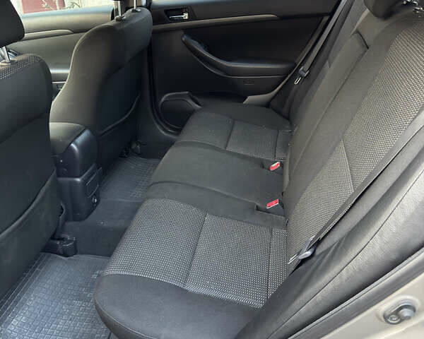 Бежевый Тойота Авенсис, объемом двигателя 1.99 л и пробегом 284 тыс. км за 5900 $, фото 9 на Automoto.ua