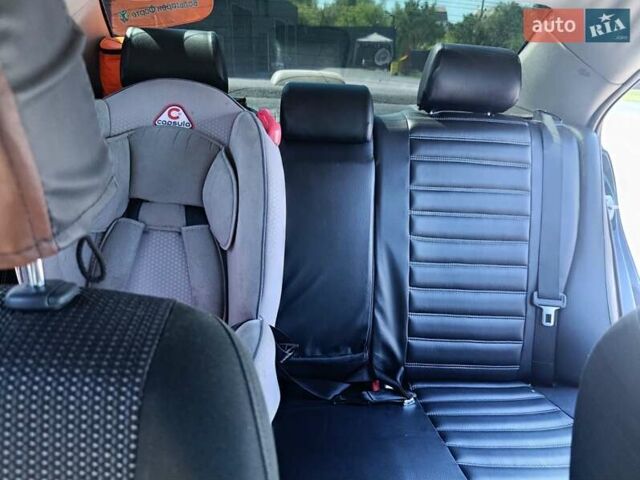 Черный Тойота Авенсис, объемом двигателя 2 л и пробегом 220 тыс. км за 6500 $, фото 4 на Automoto.ua