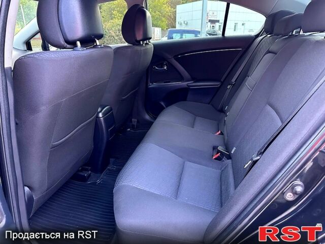 Черный Тойота Авенсис, объемом двигателя 1.8 л и пробегом 175 тыс. км за 9500 $, фото 5 на Automoto.ua