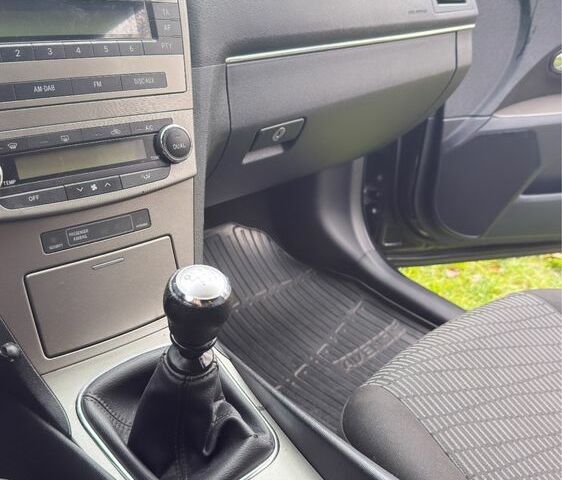 Чорний Тойота Авенсіс, об'ємом двигуна 1.8 л та пробігом 172 тис. км за 8700 $, фото 4 на Automoto.ua