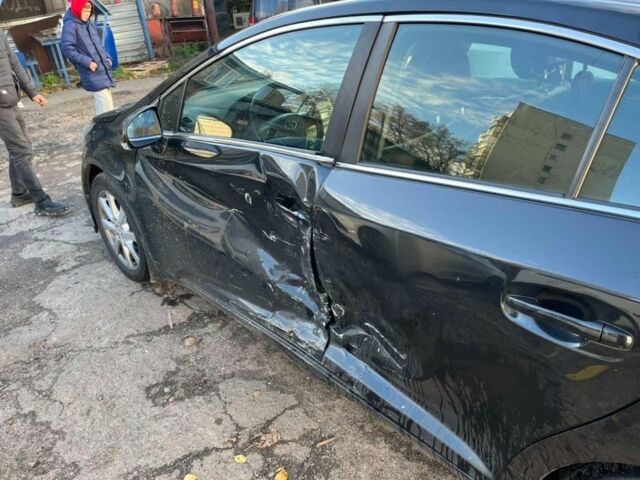 Черный Тойота Авенсис, объемом двигателя 2 л и пробегом 150 тыс. км за 6000 $, фото 3 на Automoto.ua