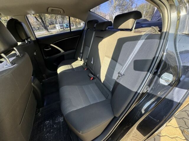 Черный Тойота Авенсис, объемом двигателя 1.8 л и пробегом 275 тыс. км за 10650 $, фото 9 на Automoto.ua