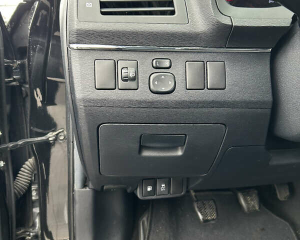 Черный Тойота Авенсис, объемом двигателя 1.8 л и пробегом 252 тыс. км за 12300 $, фото 5 на Automoto.ua