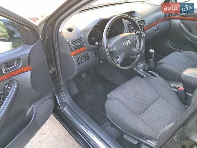 Черный Тойота Авенсис, объемом двигателя 2 л и пробегом 215 тыс. км за 5850 $, фото 57 на Automoto.ua