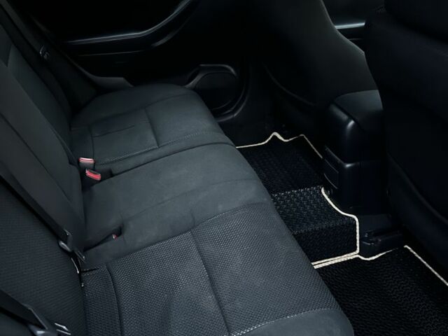 Черный Тойота Авенсис, объемом двигателя 2 л и пробегом 215 тыс. км за 5300 $, фото 12 на Automoto.ua