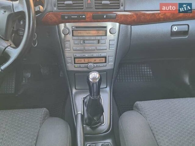 Черный Тойота Авенсис, объемом двигателя 2 л и пробегом 215 тыс. км за 5850 $, фото 64 на Automoto.ua