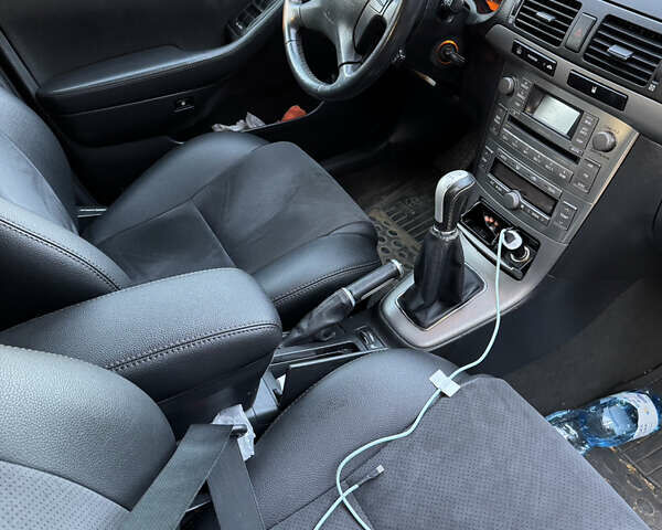 Черный Тойота Авенсис, объемом двигателя 2 л и пробегом 255 тыс. км за 6600 $, фото 13 на Automoto.ua