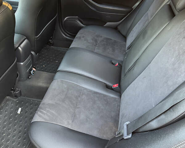 Черный Тойота Авенсис, объемом двигателя 2 л и пробегом 255 тыс. км за 6600 $, фото 10 на Automoto.ua