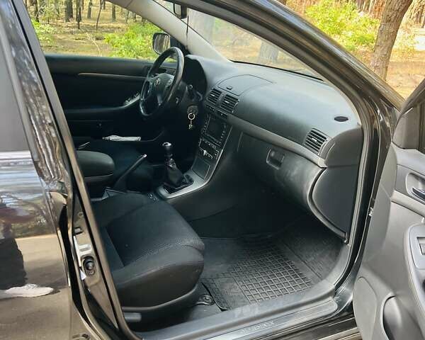Черный Тойота Авенсис, объемом двигателя 2.2 л и пробегом 376 тыс. км за 6800 $, фото 6 на Automoto.ua