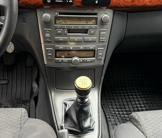 Черный Тойота Авенсис, объемом двигателя 2.2 л и пробегом 300 тыс. км за 3400 $, фото 20 на Automoto.ua