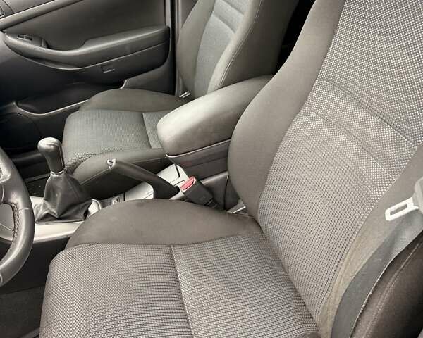 Черный Тойота Авенсис, объемом двигателя 2 л и пробегом 360 тыс. км за 6200 $, фото 5 на Automoto.ua