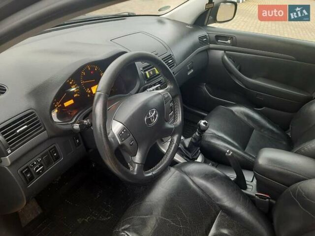 Черный Тойота Авенсис, объемом двигателя 2.2 л и пробегом 225 тыс. км за 7400 $, фото 5 на Automoto.ua