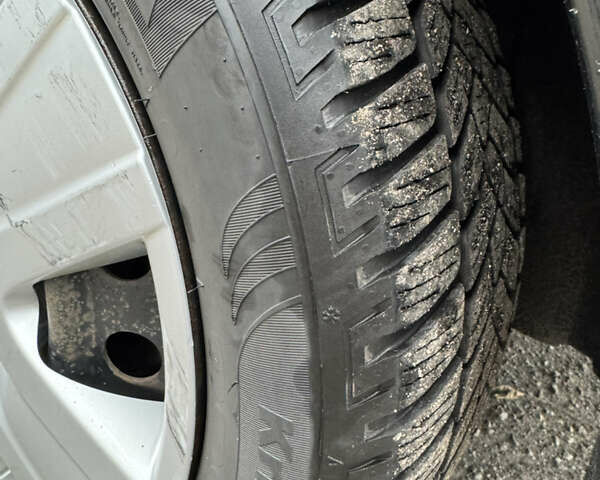 Черный Тойота Авенсис, объемом двигателя 1.79 л и пробегом 171 тыс. км за 7500 $, фото 16 на Automoto.ua