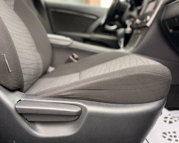 Черный Тойота Авенсис, объемом двигателя 2.2 л и пробегом 233 тыс. км за 9600 $, фото 18 на Automoto.ua