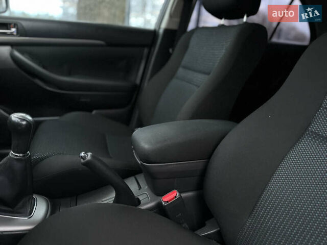 Чорний Тойота Авенсіс, об'ємом двигуна 2 л та пробігом 264 тис. км за 7500 $, фото 29 на Automoto.ua