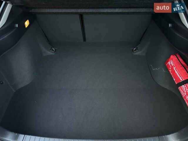 Чорний Тойота Авенсіс, об'ємом двигуна 2 л та пробігом 264 тис. км за 7500 $, фото 46 на Automoto.ua
