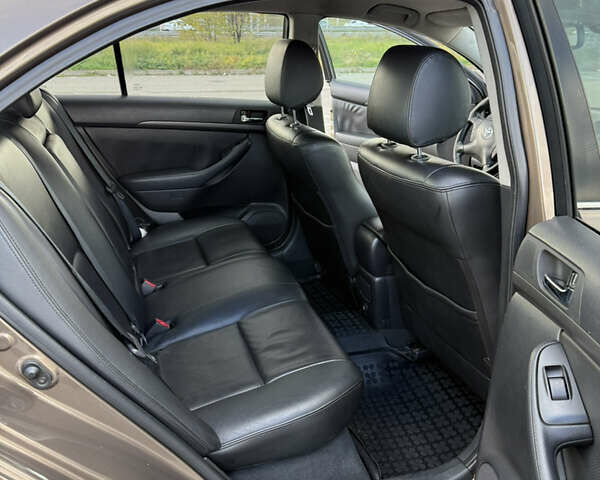 Коричневый Тойота Авенсис, объемом двигателя 2 л и пробегом 370 тыс. км за 6800 $, фото 8 на Automoto.ua