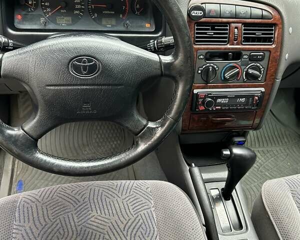 Красный Тойота Авенсис, объемом двигателя 1.76 л и пробегом 306 тыс. км за 3500 $, фото 3 на Automoto.ua