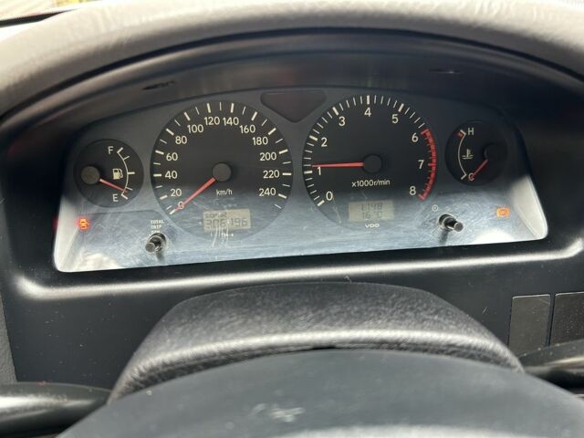 Красный Тойота Авенсис, объемом двигателя 1.8 л и пробегом 306 тыс. км за 3500 $, фото 1 на Automoto.ua