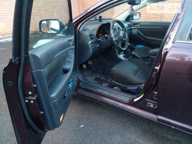 Красный Тойота Авенсис, объемом двигателя 1.8 л и пробегом 275 тыс. км за 7200 $, фото 16 на Automoto.ua