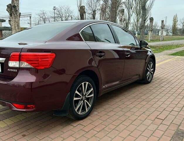 Красный Тойота Авенсис, объемом двигателя 2 л и пробегом 220 тыс. км за 10490 $, фото 1 на Automoto.ua