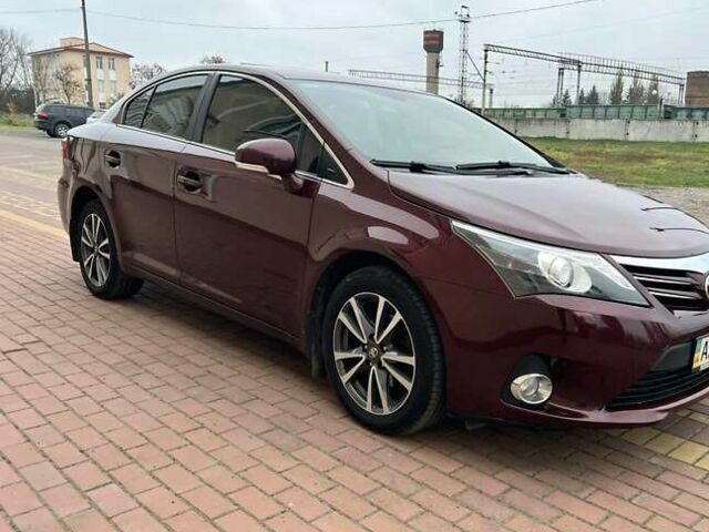 Красный Тойота Авенсис, объемом двигателя 2 л и пробегом 220 тыс. км за 10490 $, фото 3 на Automoto.ua