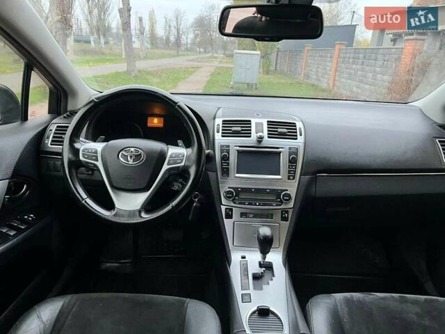 Красный Тойота Авенсис, объемом двигателя 2 л и пробегом 220 тыс. км за 10490 $, фото 7 на Automoto.ua