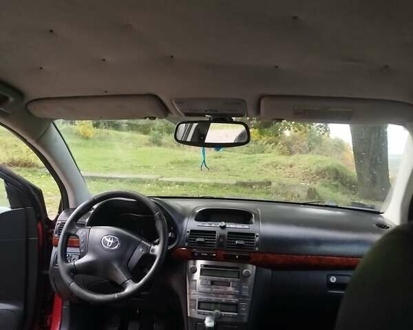 Красный Тойота Авенсис, объемом двигателя 2 л и пробегом 467 тыс. км за 4700 $, фото 1 на Automoto.ua