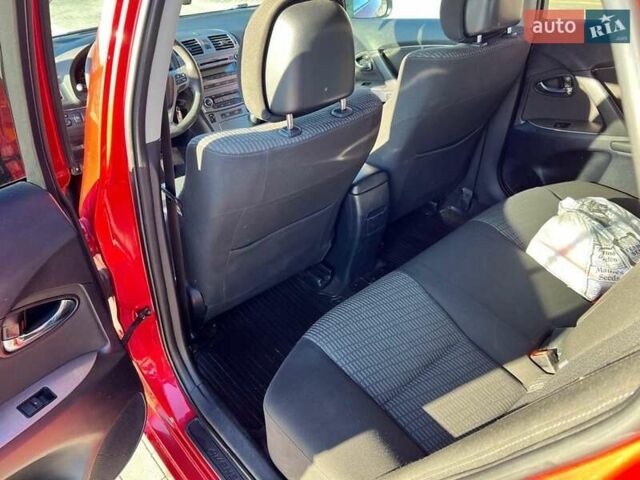 Красный Тойота Авенсис, объемом двигателя 2 л и пробегом 327 тыс. км за 8000 $, фото 4 на Automoto.ua