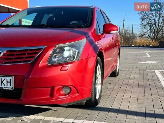 Красный Тойота Авенсис, объемом двигателя 2 л и пробегом 327 тыс. км за 8000 $, фото 1 на Automoto.ua