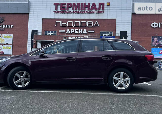 Красный Тойота Авенсис, объемом двигателя 2 л и пробегом 250 тыс. км за 9999 $, фото 4 на Automoto.ua