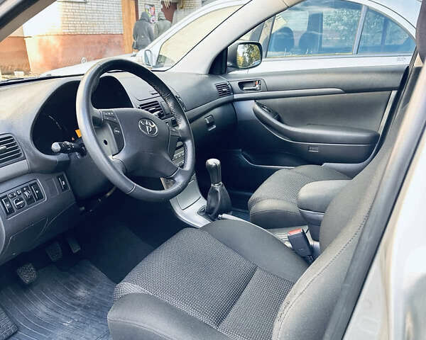 Тойота Авенсис, объемом двигателя 2 л и пробегом 71 тыс. км за 13500 $, фото 7 на Automoto.ua
