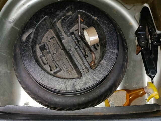 Серый Тойота Авенсис, объемом двигателя 2 л и пробегом 470 тыс. км за 5000 $, фото 7 на Automoto.ua