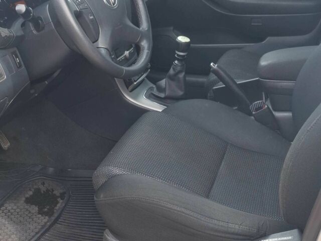 Серый Тойота Авенсис, объемом двигателя 2 л и пробегом 175 тыс. км за 2892 $, фото 4 на Automoto.ua