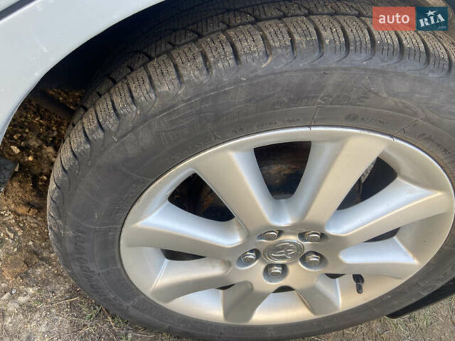 Серый Тойота Авенсис, объемом двигателя 1.8 л и пробегом 393 тыс. км за 3501 $, фото 30 на Automoto.ua